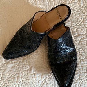 ML Leddy’s handemade leather mules. Black floral leather. Size 7.5